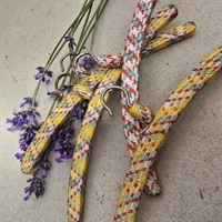 mønsteret-stof-betrukne-dukketøjs-træbøjler-gammelt-legetøj